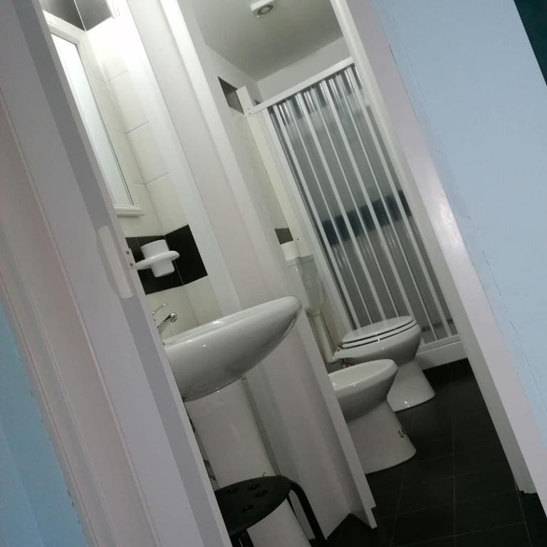 Economy Triple Room room - Image 1