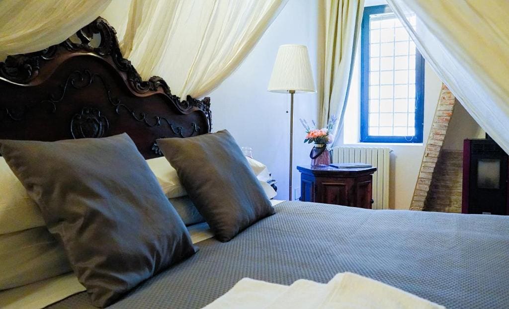 Classic Double Room with Private External Bathroom room - Image 2