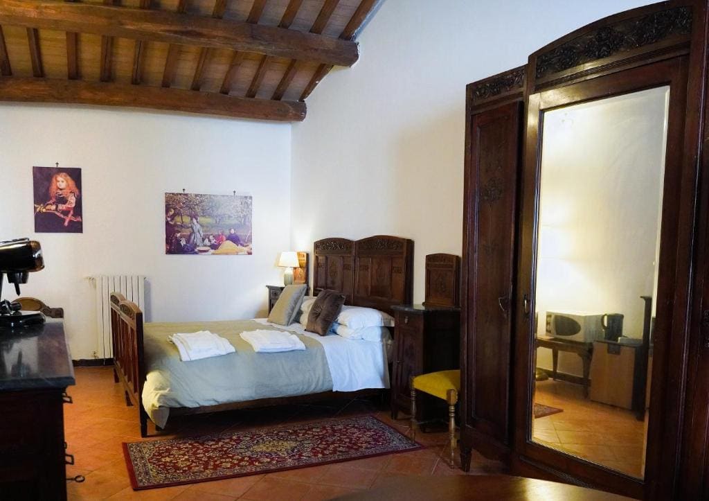 Deluxe Double Room with Private External Bathroom room - Image 3