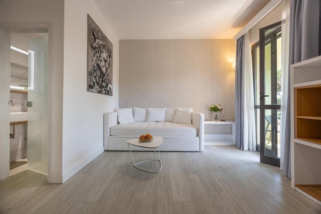 Junior Suite with Balcony room - Image 3