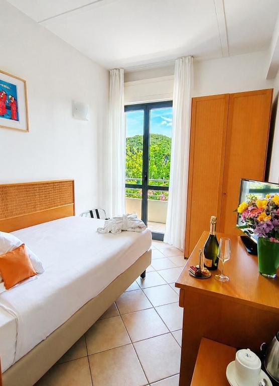 Standard Single Room with Mountain View room - Image 2