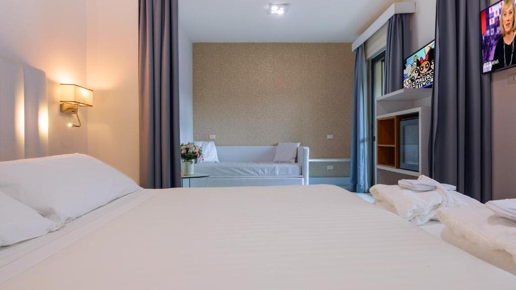 Junior Suite with Balcony room - Image 2