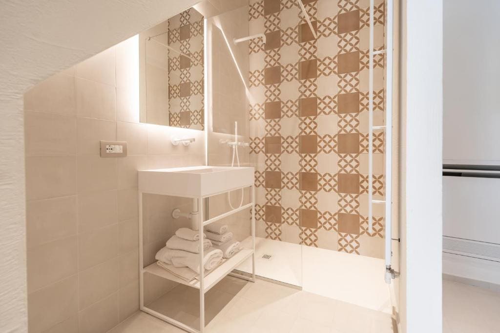 Double Room with Balcony room - Image 2