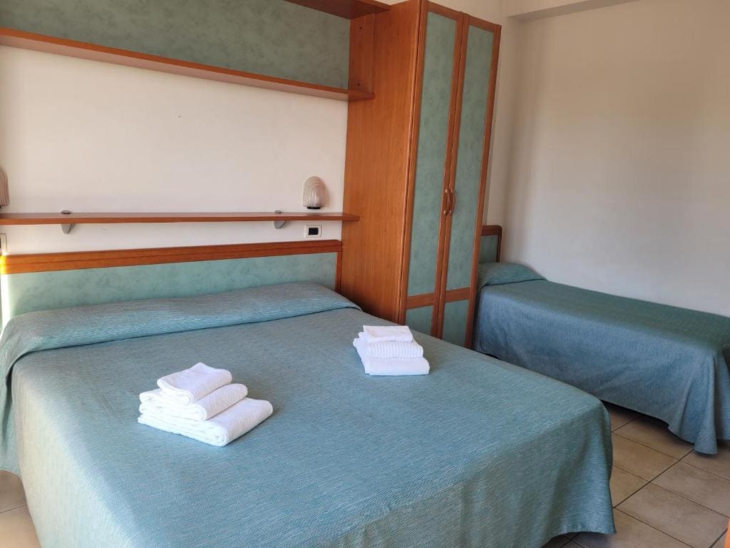 Budget Triple Room room - Image 3