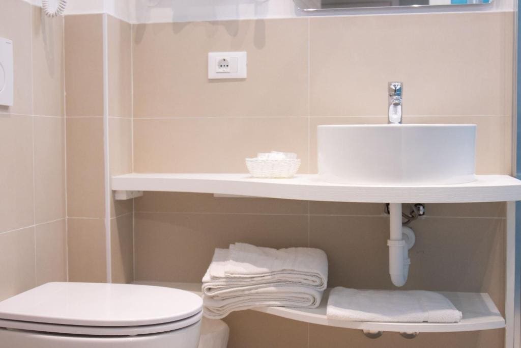 Classic Quadruple Room room - Image 2