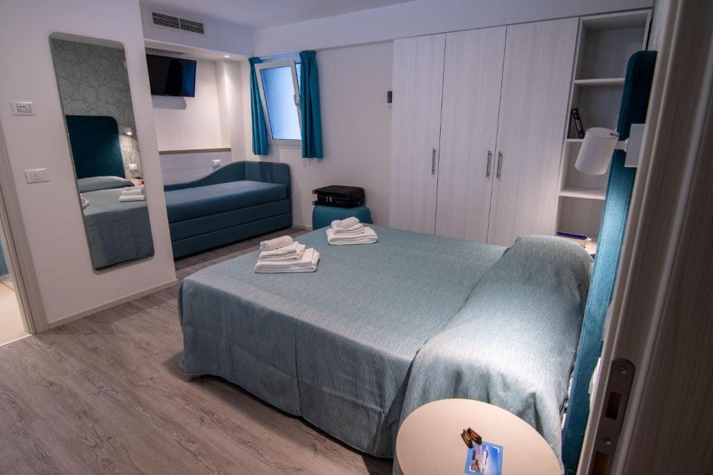 Classic Quadruple Room room - Image 3