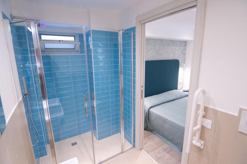 Double Room with Balcony and Sea View room - Image 2