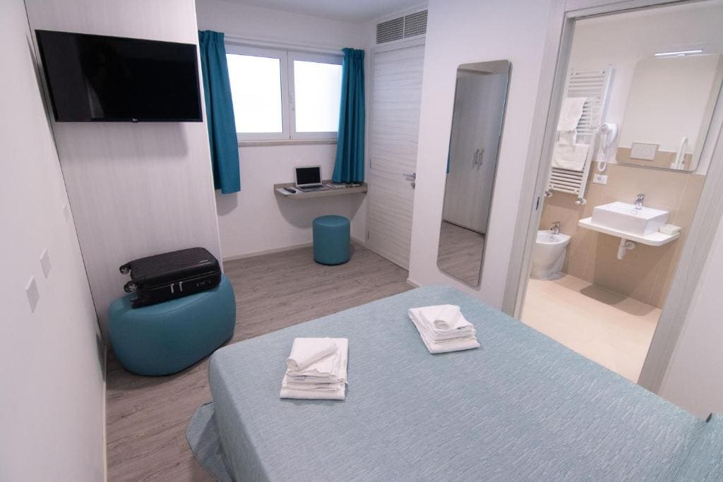 Double Room with Balcony and Sea View room - Image 1