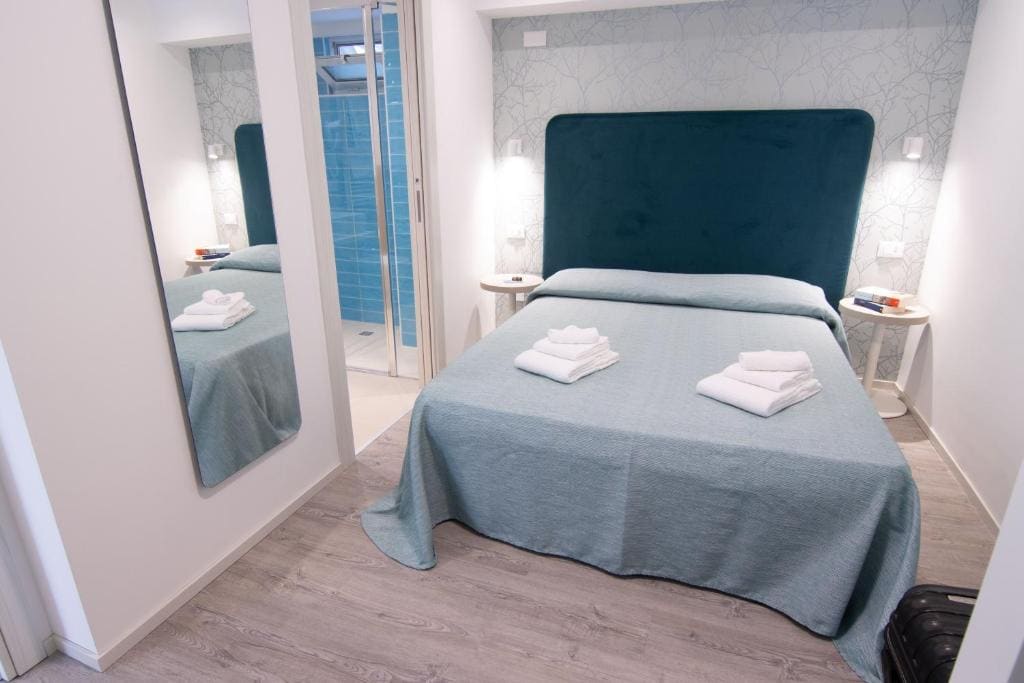Double Room with Balcony and Sea View room - Image 3