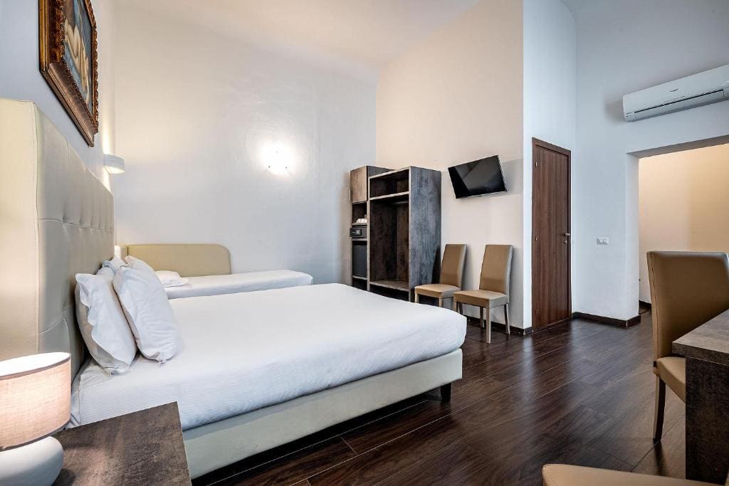 Superior Triple Room room - Image 1