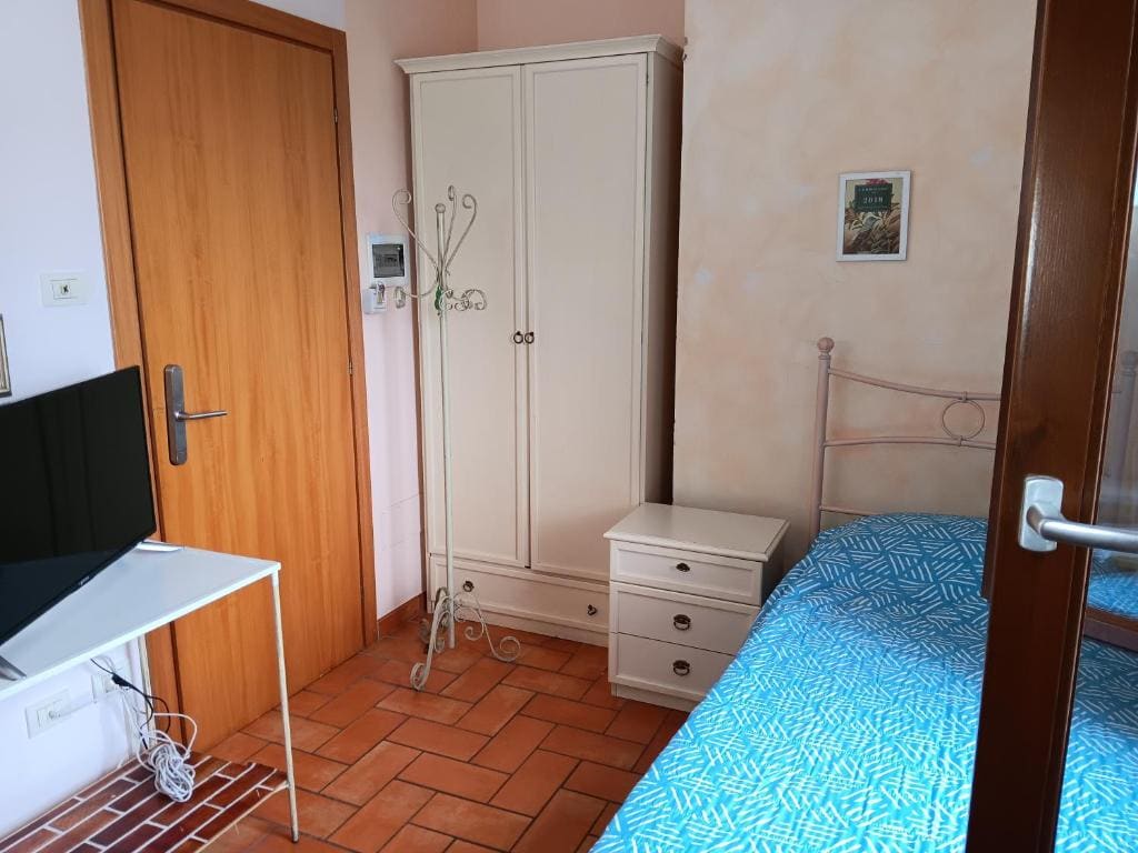 Single Room with Private Bathroom room - Image 2