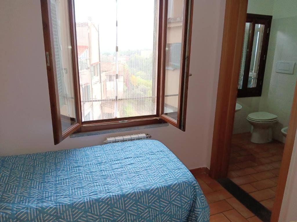 Single Room with Private Bathroom room - Image 3