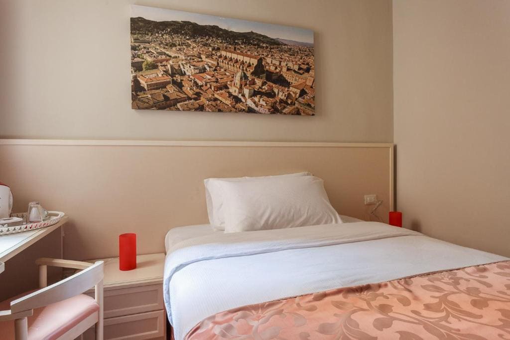 Small Double Room room - Image 3