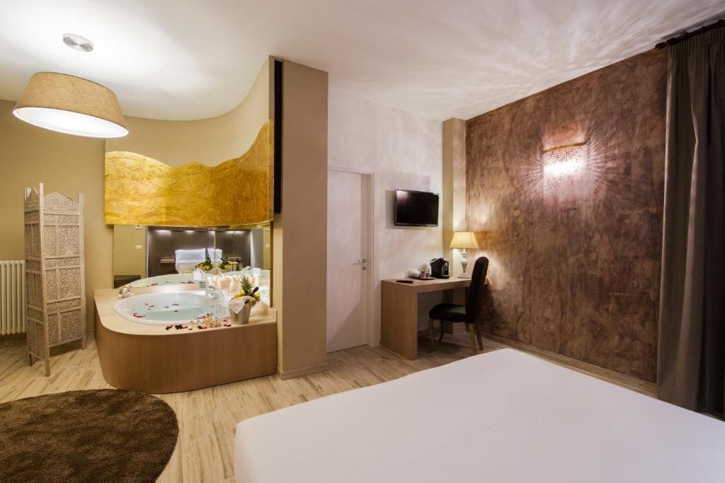 Double Room with Hot Tub room - Image 2