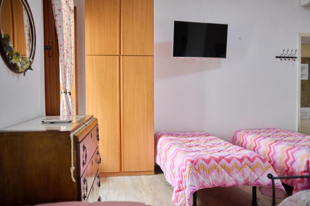 Family Room with Private Bathroom room - Image 3