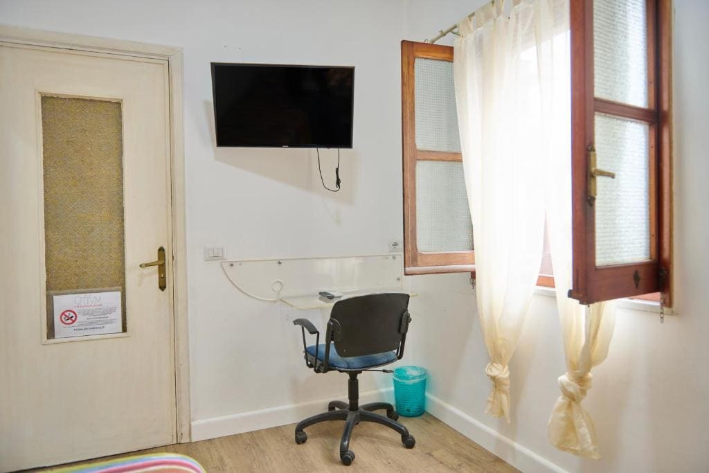 Twin Room with Private External Bathroom room - Image 3
