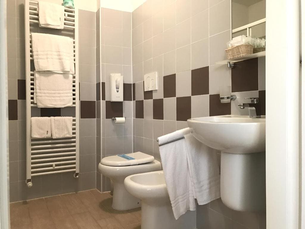 Large Double or Twin Room room - Image 3