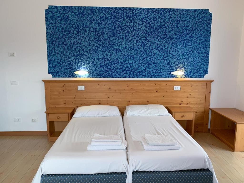 Comfort Triple Room with Shower room - Image 2