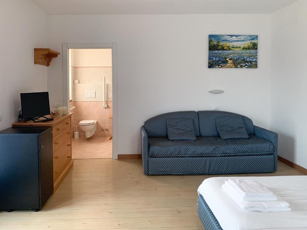 Comfort Triple Room with Shower room - Image 3