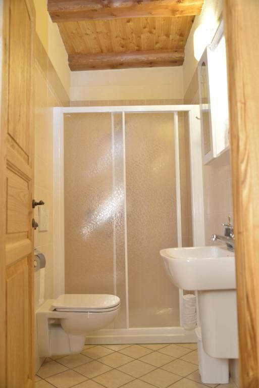 Triple Room with Private Bathroom room - Image 3