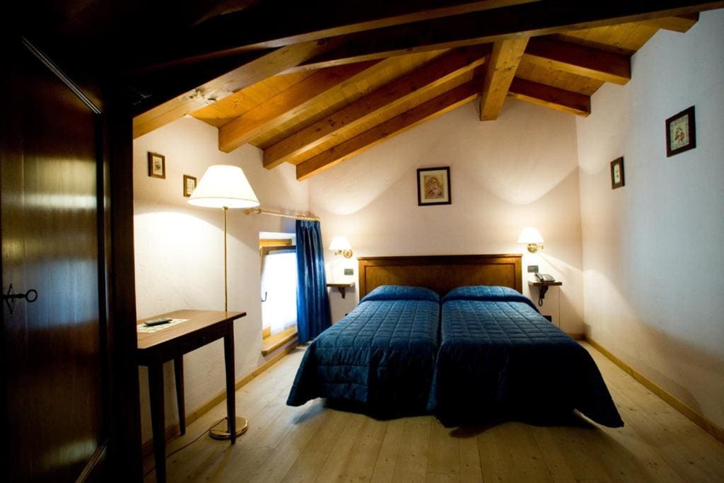Twin Room with Extra Bed room - Image 1