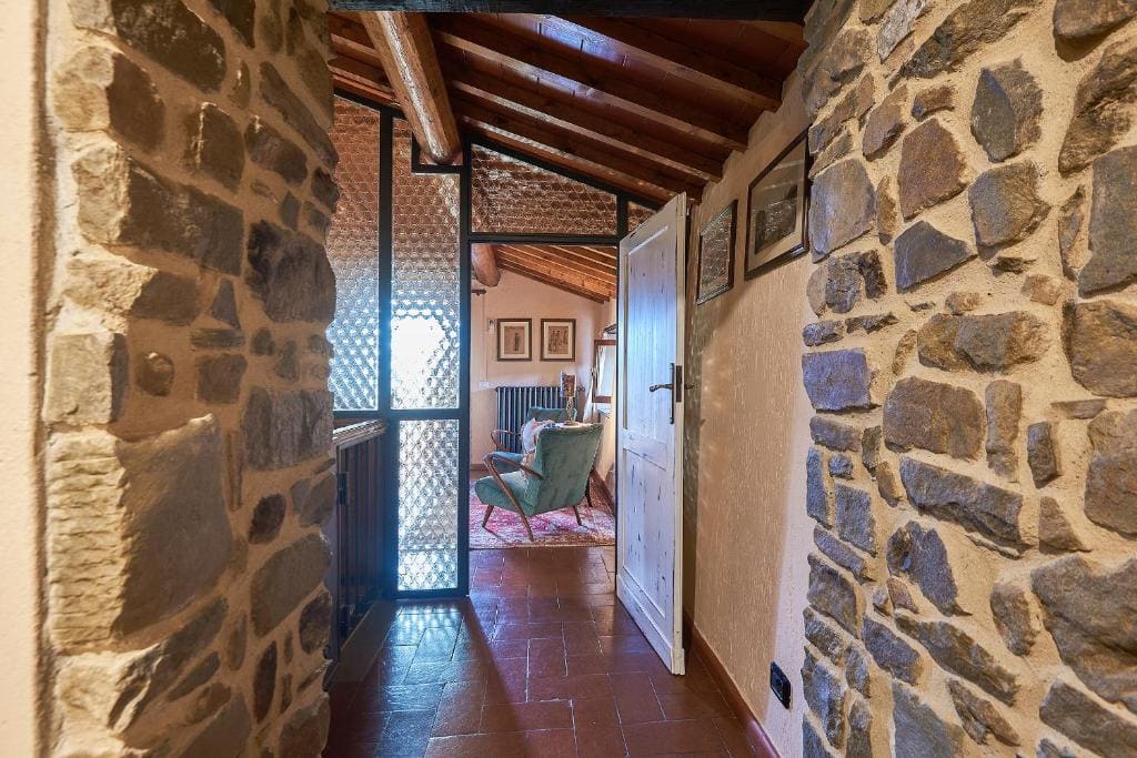 One-Bedroom Apartment with Balcony and City View room - Image 2