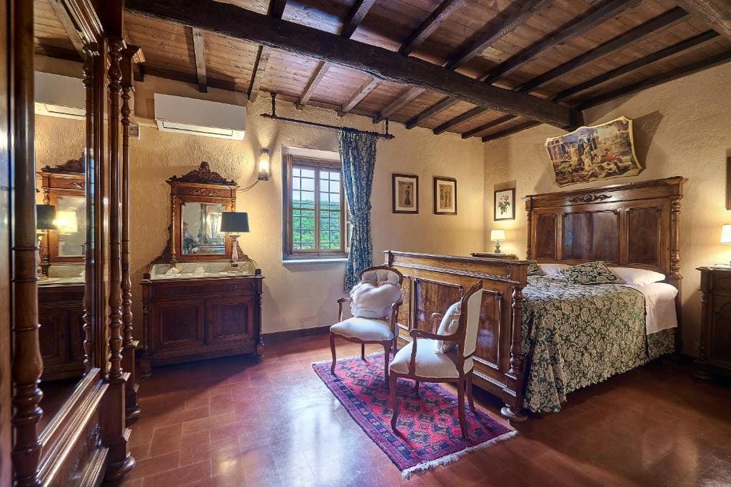 One-Bedroom Apartment with Balcony room - Image 1