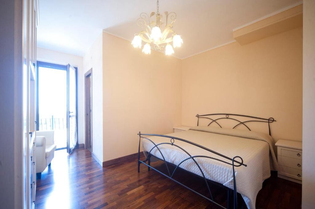 Double Room with Balcony room - Image 2