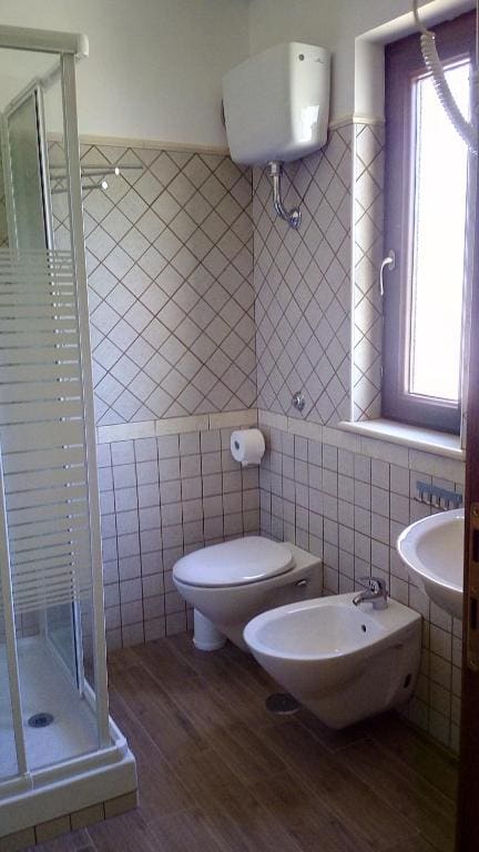 Single Room with Bathroom room - Image 3