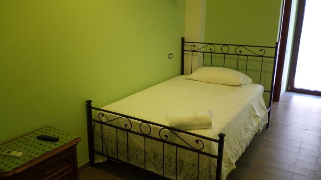 Single Room with Bathroom room - Image 2