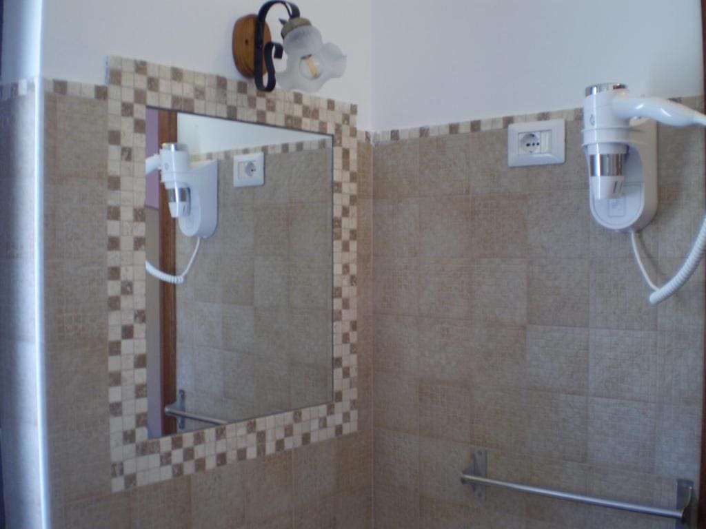 Twin Room with Private Bathroom room - Image 2