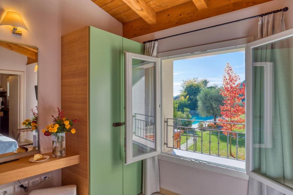 Double Room with Pool View room - Image 3