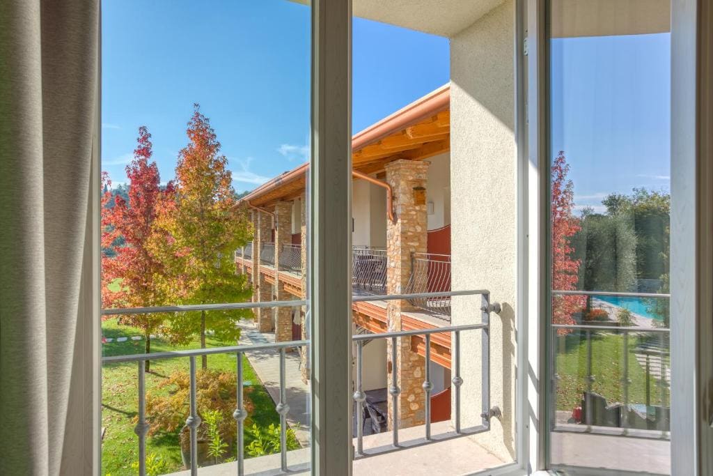 Double Room with Pool View room - Image 1