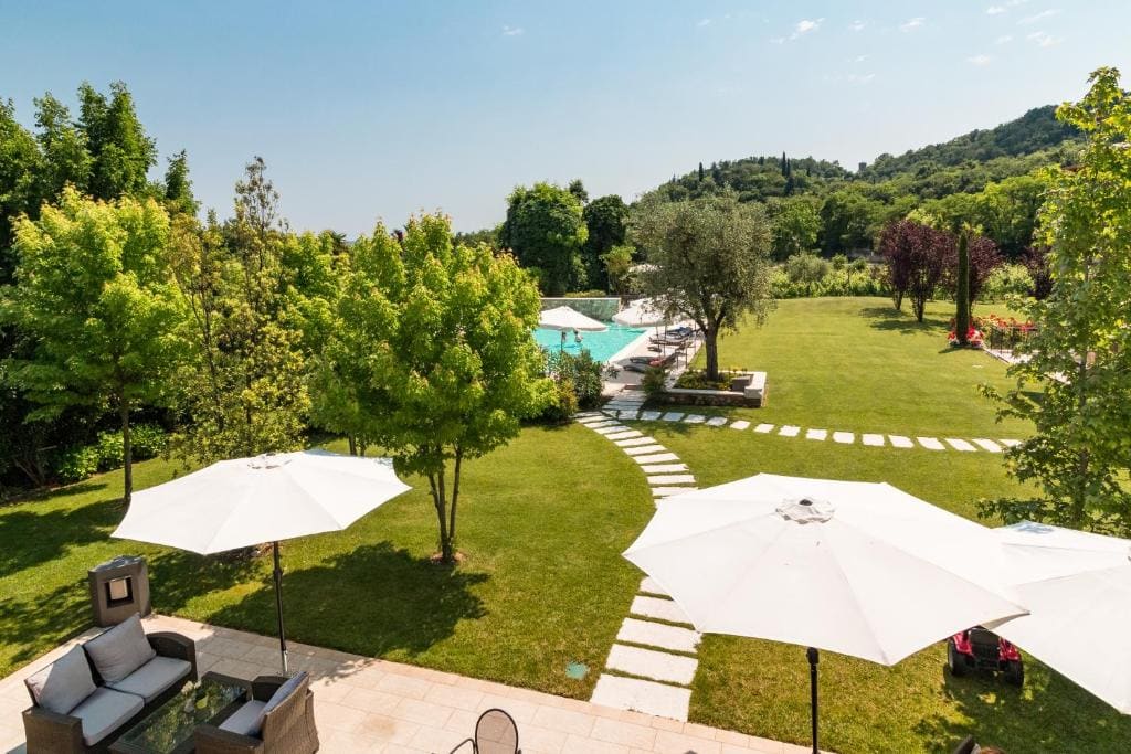 Double Room with Pool View room - Image 2