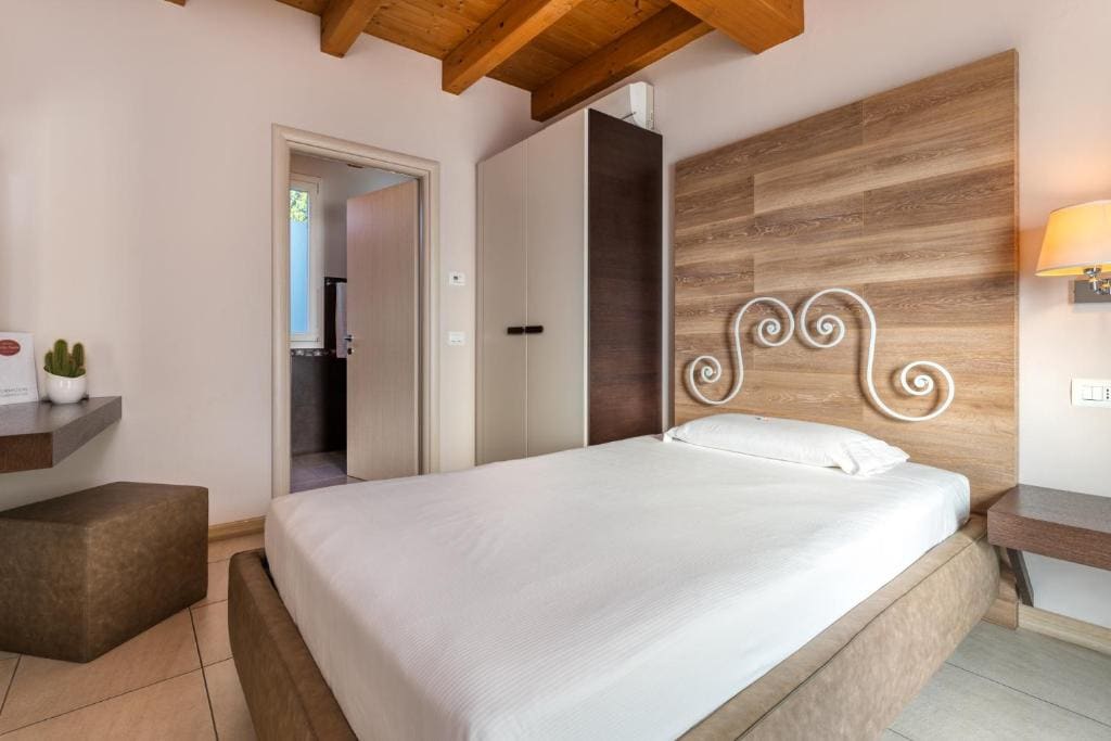Single Room with Balcony room - Image 1