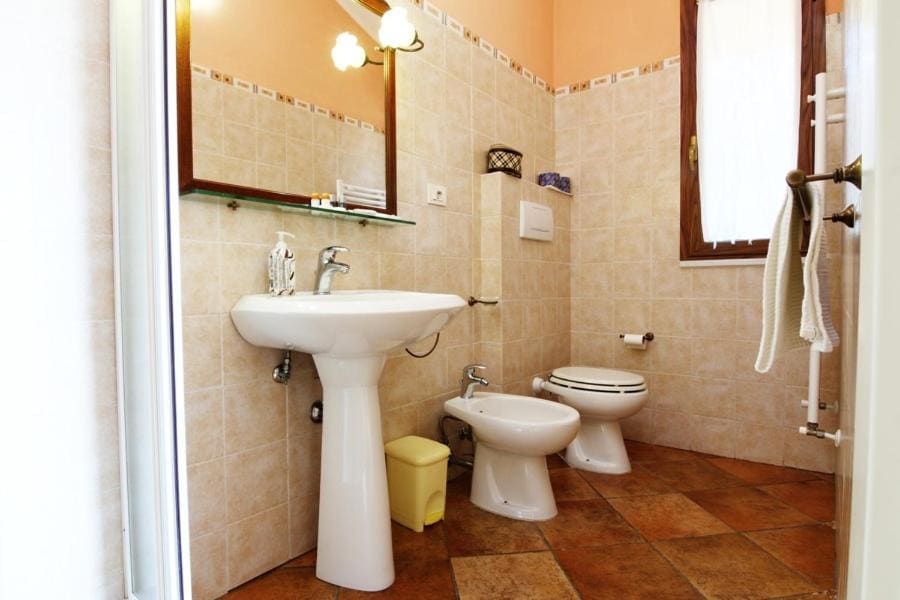 Double Room with Private Bathroom room - Image 2