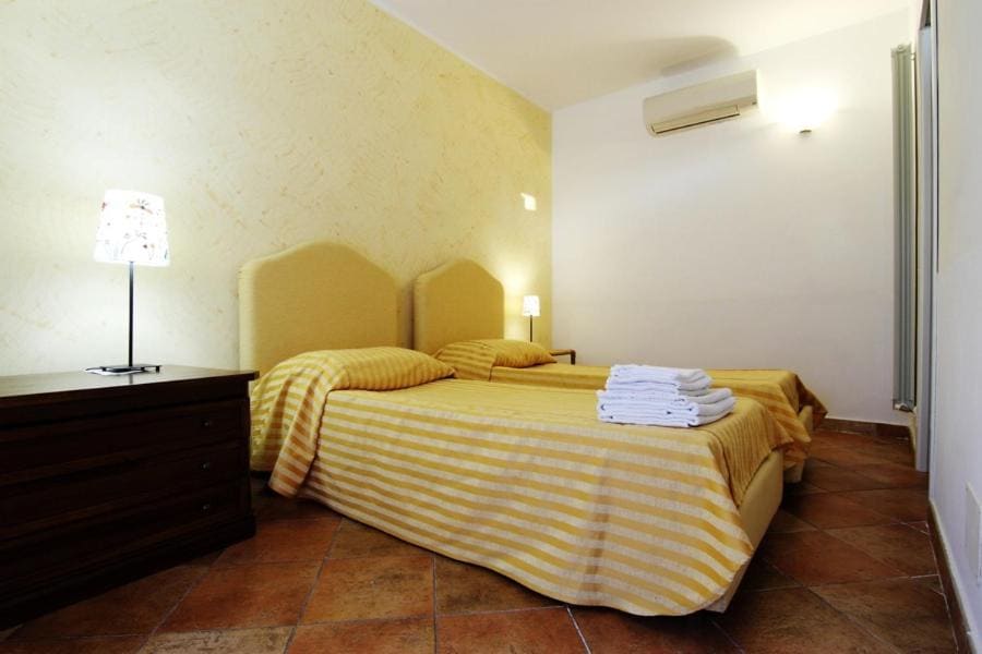Twin Room with Shower room - Image 1