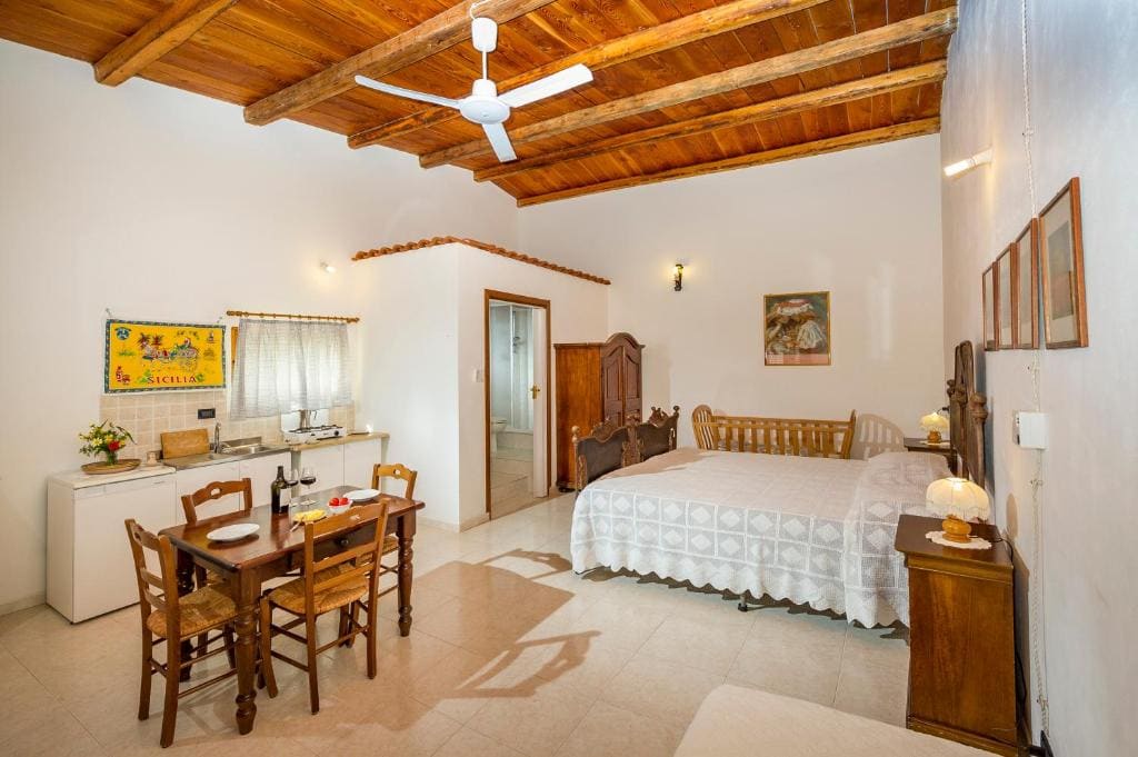 Triple Room with View room - Image 1