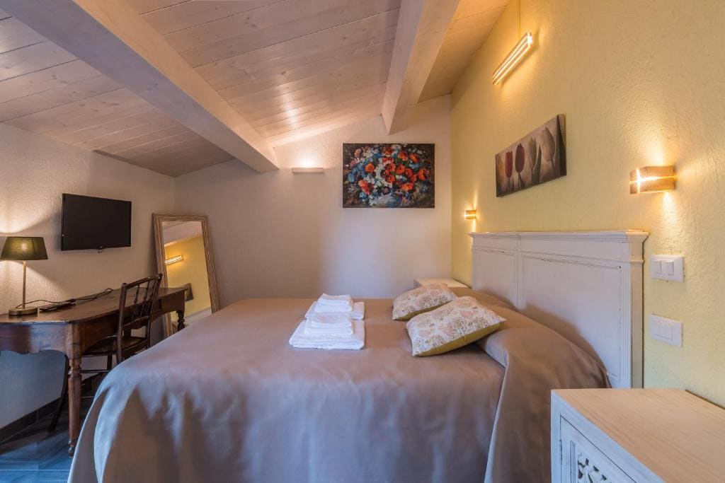 One-Bedroom Apartment room - Image 2