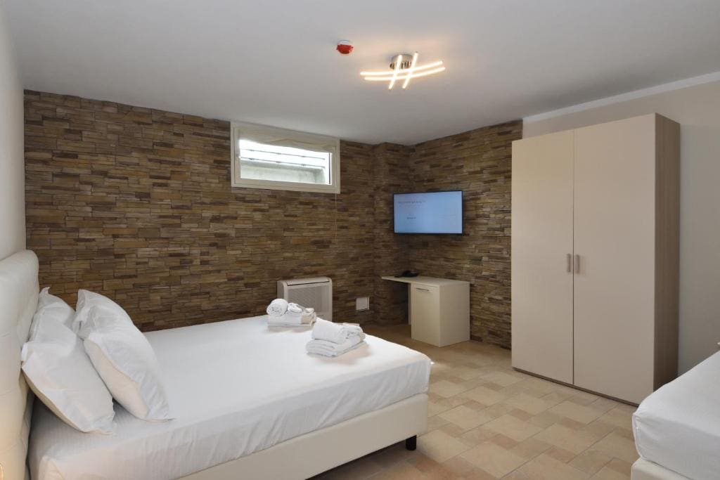 Basement Double Room room - Image 2