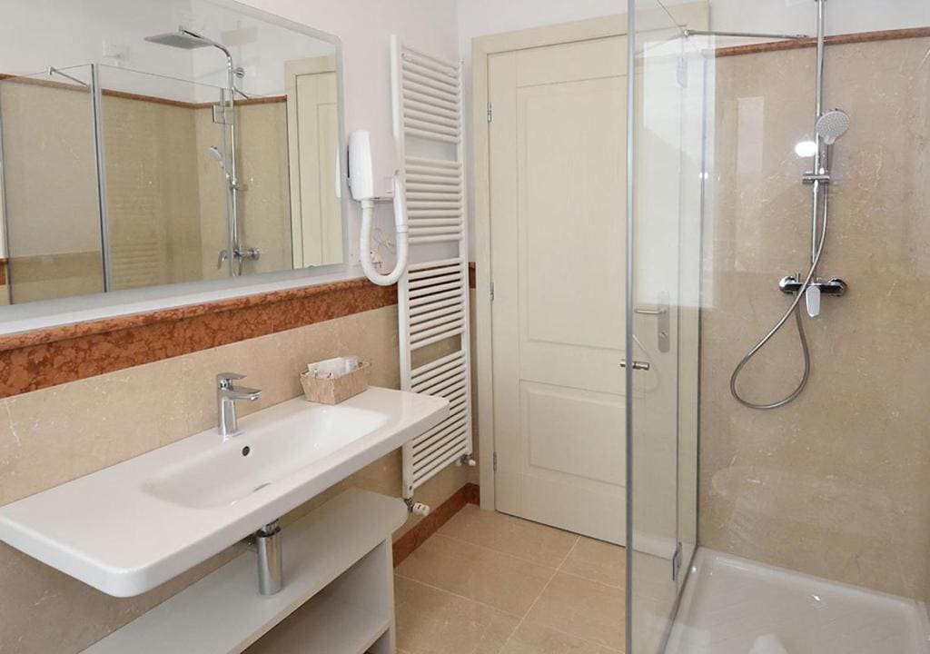 Double Room with Garden View room - Image 2