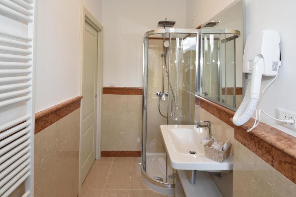 Double Room with Lake View room - Image 3