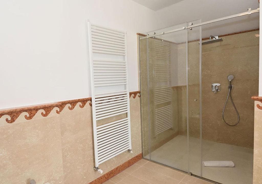 Double Room with Lake View room - Image 2