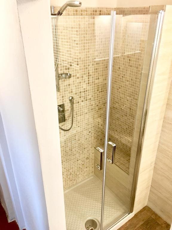 One-Bedroom House room - Image 2