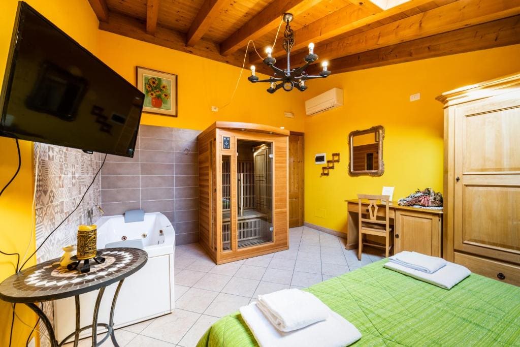 Double Room with Spa Bath room - Image 3