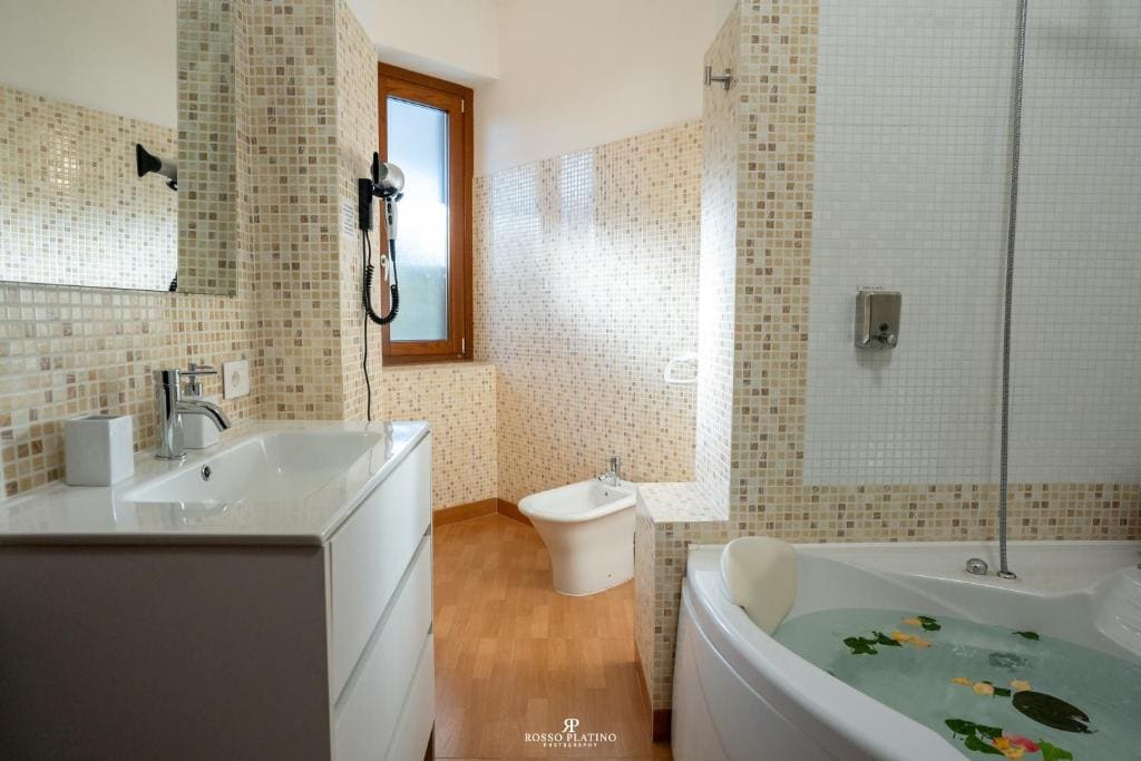 Double Room with Spa Bath room - Image 2
