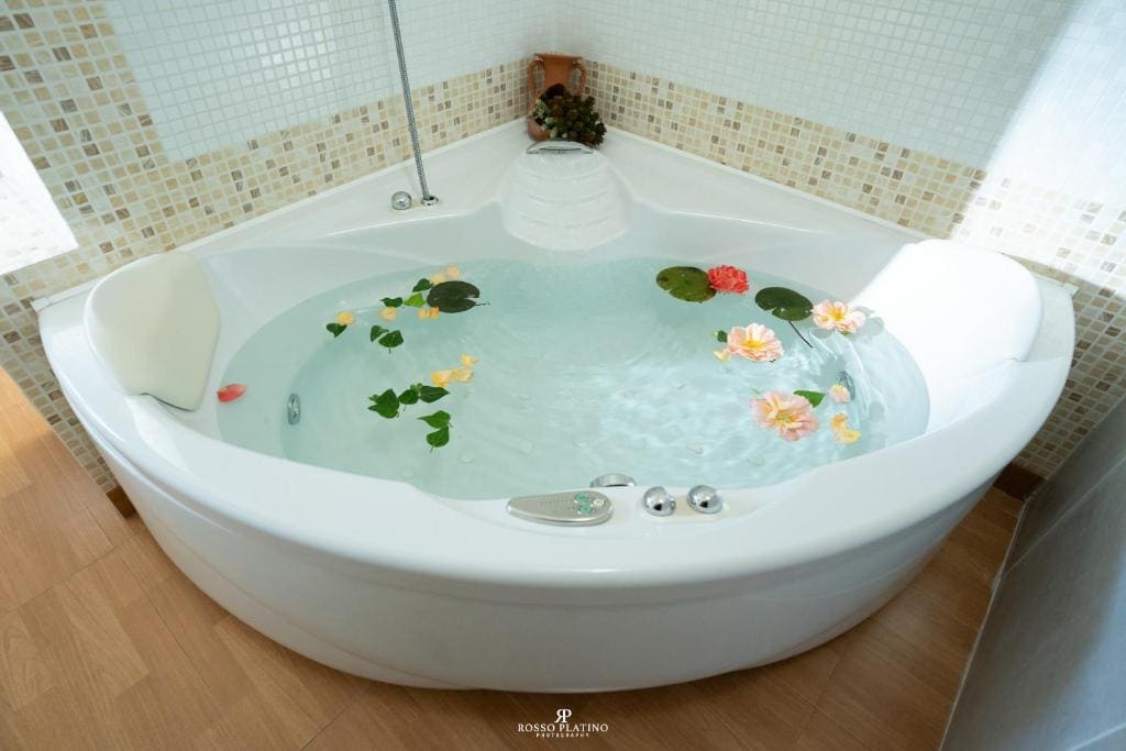 Double Room with Spa Bath room - Image 3