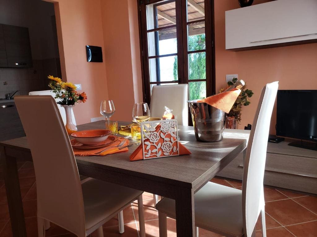 One-Bedroom Apartment with Lake View room - Image 2