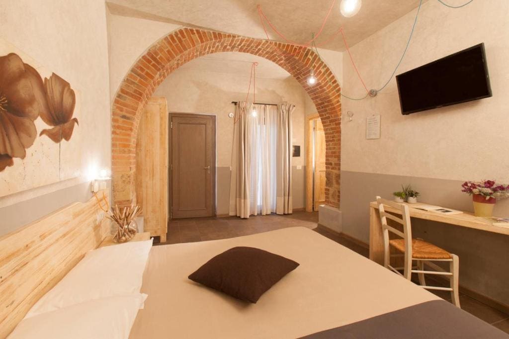 Deluxe Double Room with Shower room - Image 2