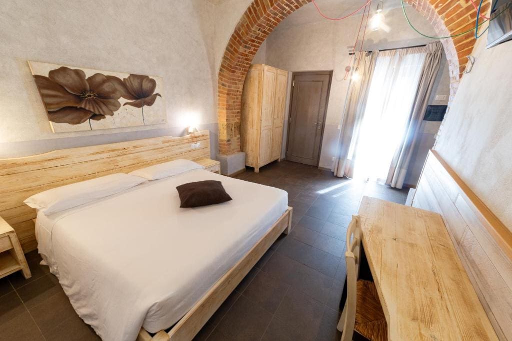 Deluxe Double Room with Shower room - Image 1